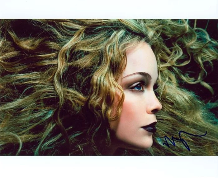 Marisa Coughlan autograph