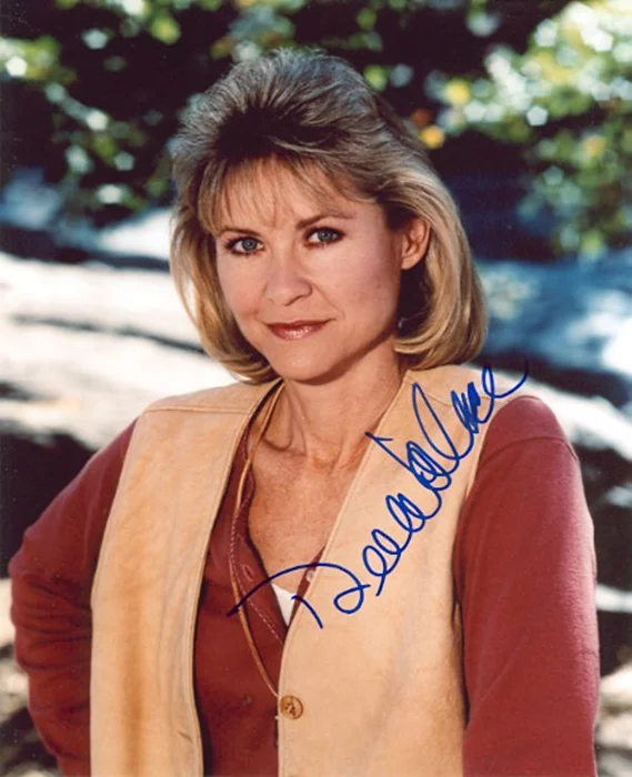 Dee Wallace autograph