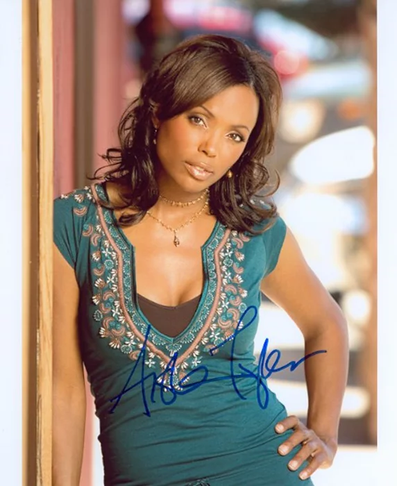 Aisha Tyler autograph
