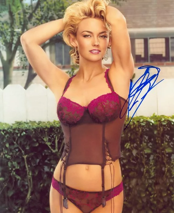 Kelly Carlson autograph