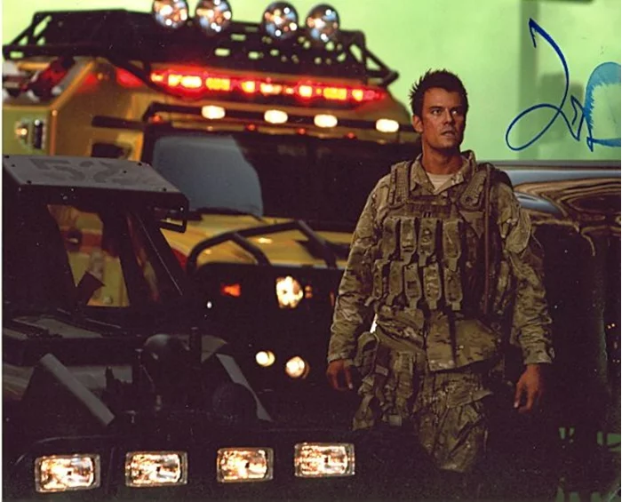 Josh Duhamel autograph
