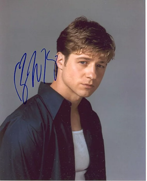 Benjamin McKenzie autograph