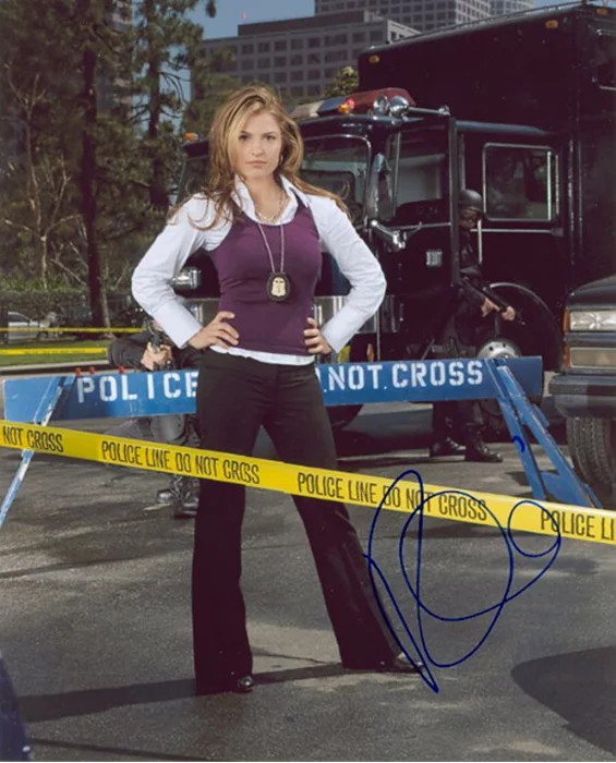 Raquel Alessi autograph