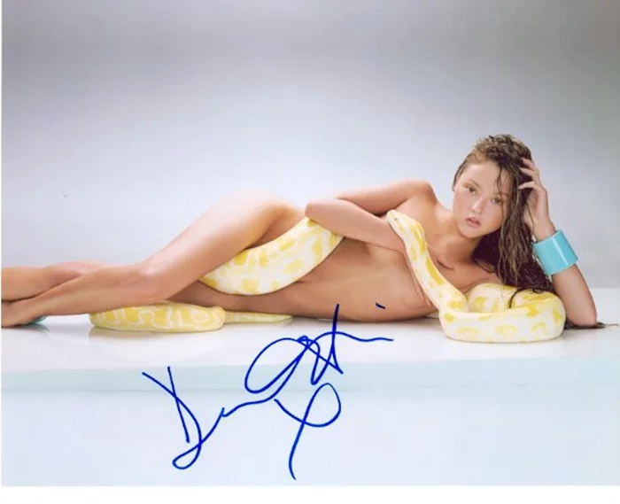 Devon Aoki autograph