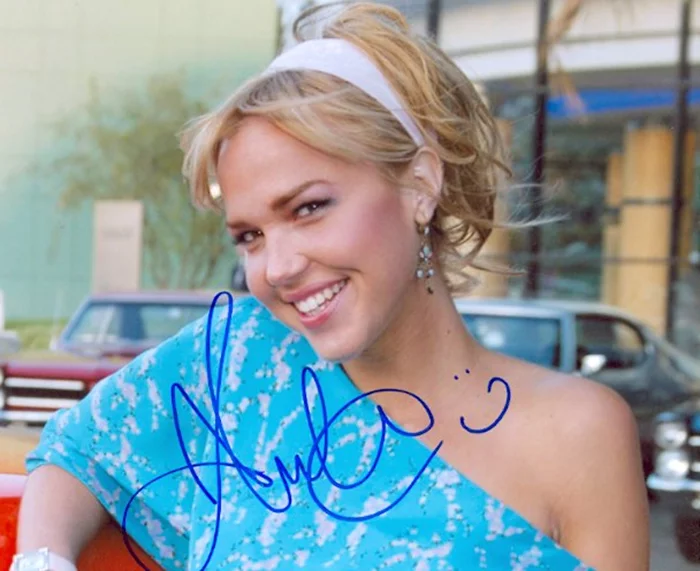 Arielle Kebbel autograph