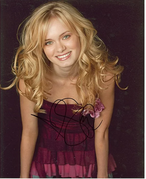 Sara Paxton autograph