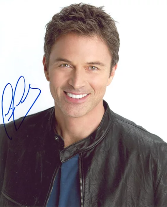 Tim Daly autograph