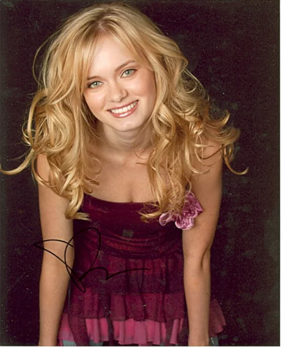 Sara Paxton autograph