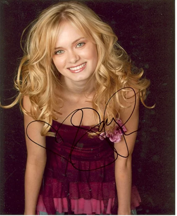 Sara Paxton autograph