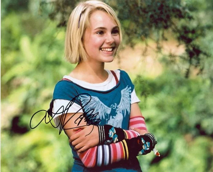 Annasophia Robb autograph