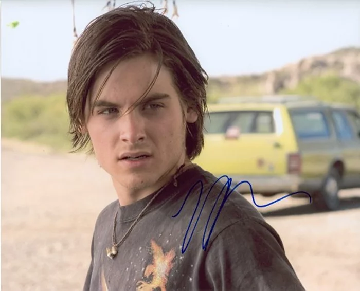Kevin Zegers autograph