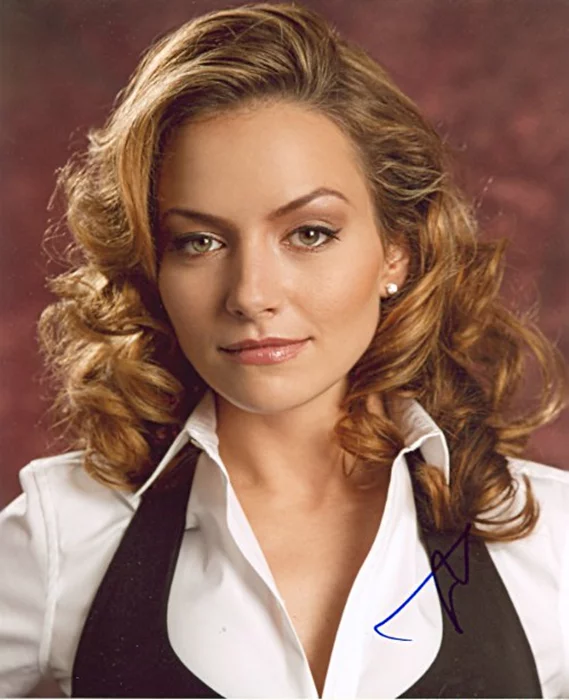 Becki Newton autograph