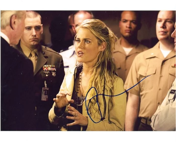 Rachael Taylor autograph
