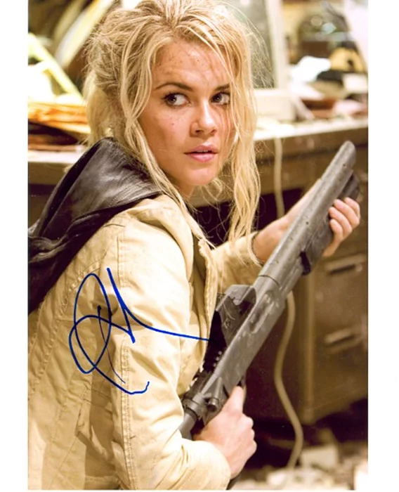 Rachael Taylor autograph