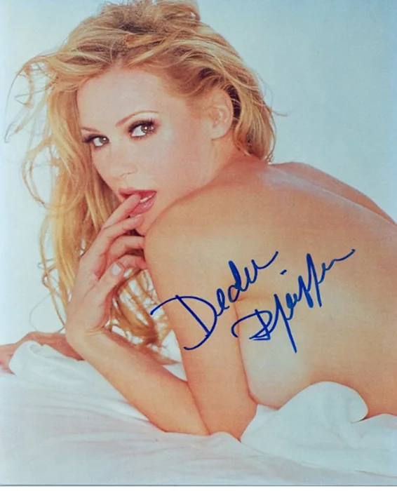 Dedee Pfeiffer autograph