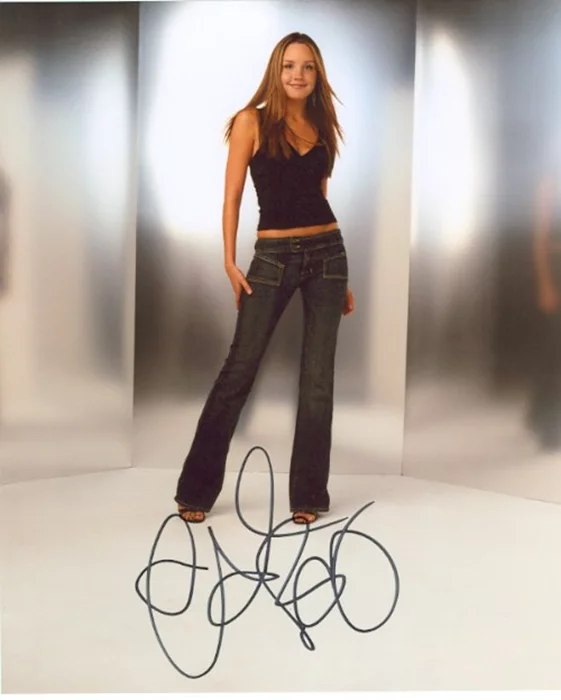 Amanda Bynes autograph