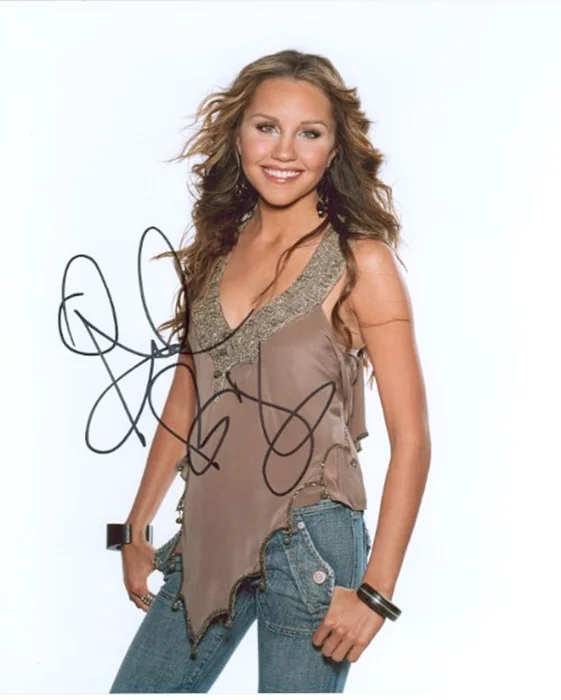 Amanda Bynes autograph