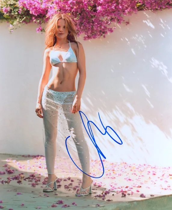 Mena Suvari autograph