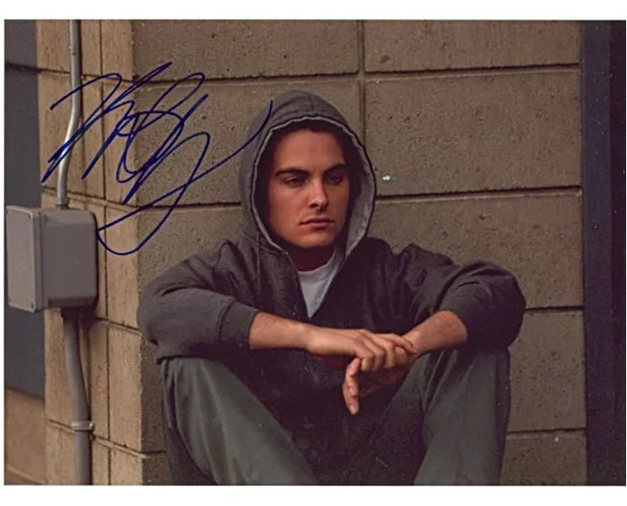 Kevin Zegers autograph
