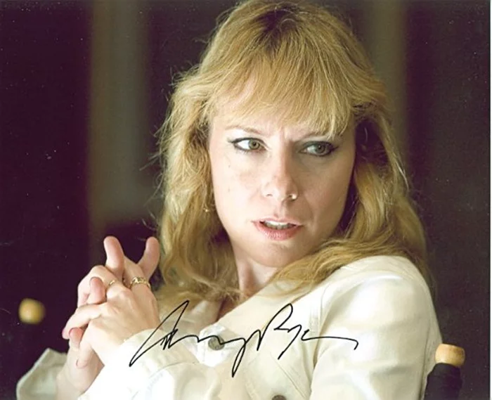 Amy Ryan autograph