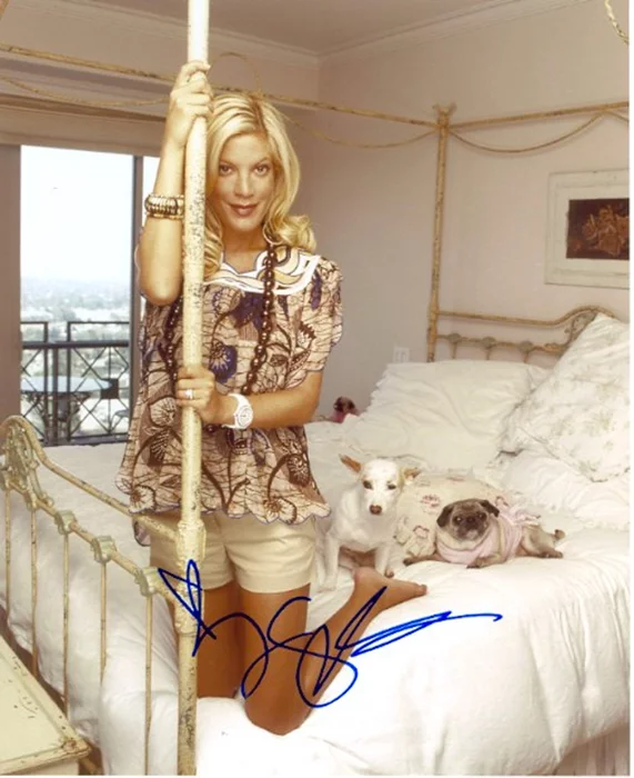 Tori Spelling autograph