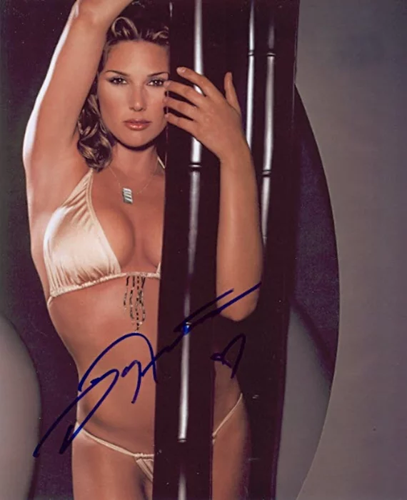 Daisy Fuentes autograph