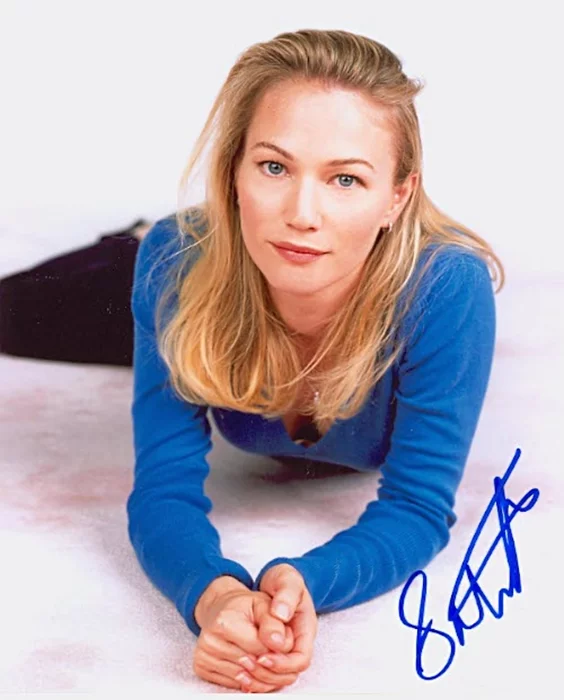Sarah Wynter autograph