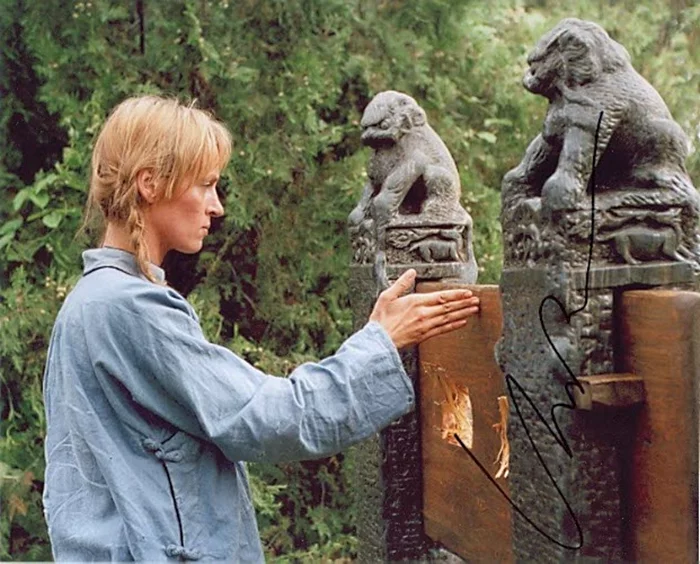 Uma Thurman autograph