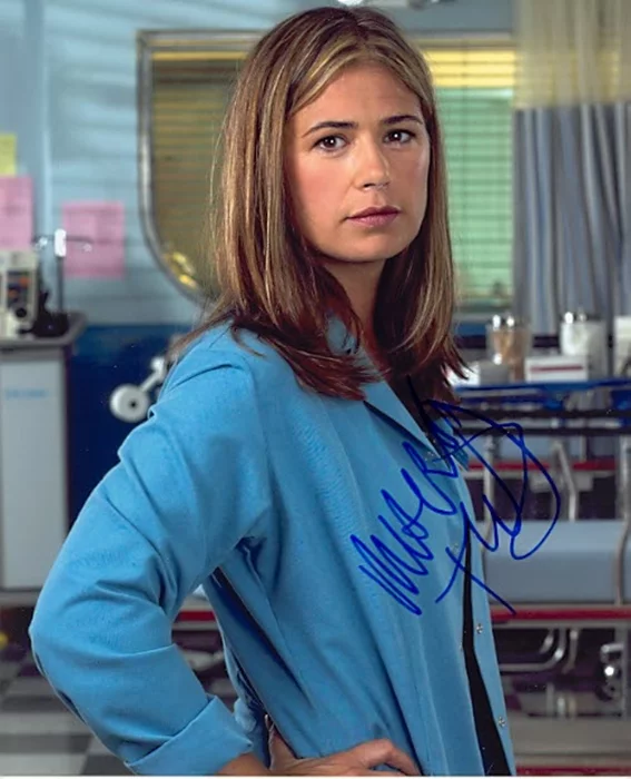 Maura Tierney autograph