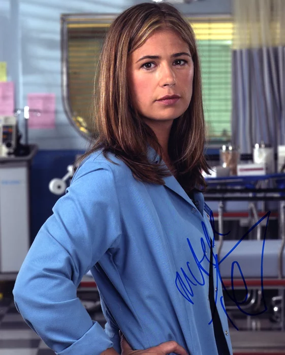 Maura Tierney autograph