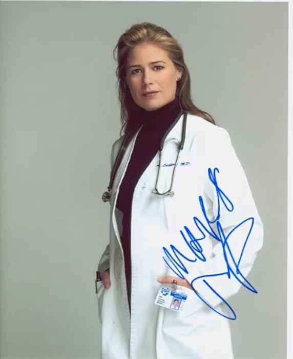 Maura Tierney autograph