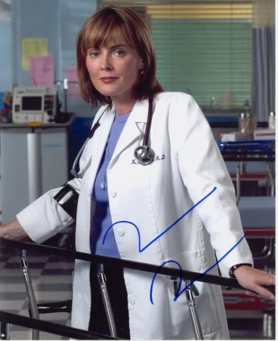 Laura Innes autograph