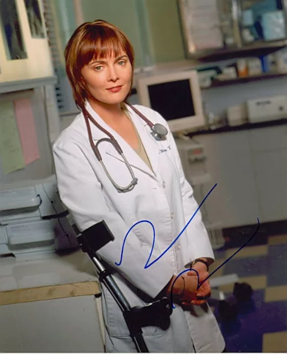 Laura Innes autograph