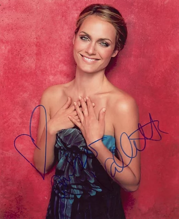 Amber Valletta autograph