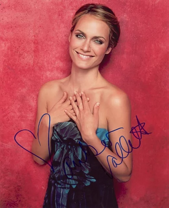 Amber Valletta autograph