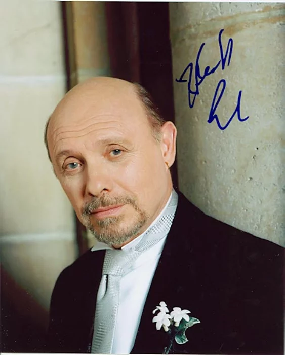 Hector Elizondo autograph