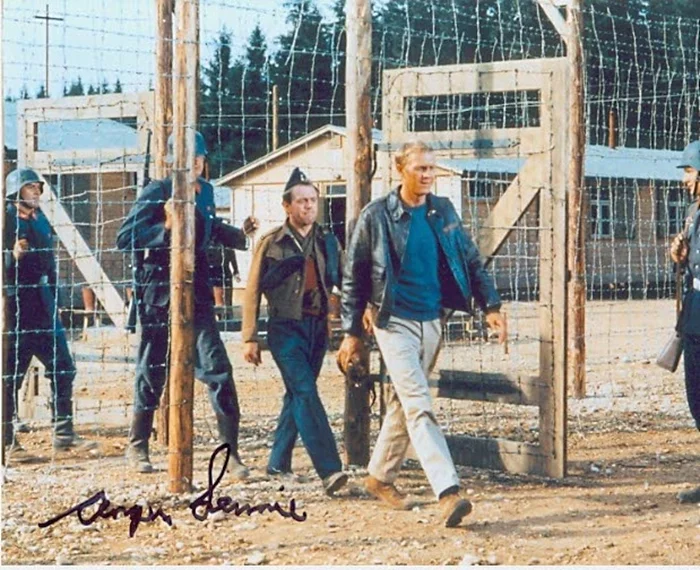 Angus Lennie autograph