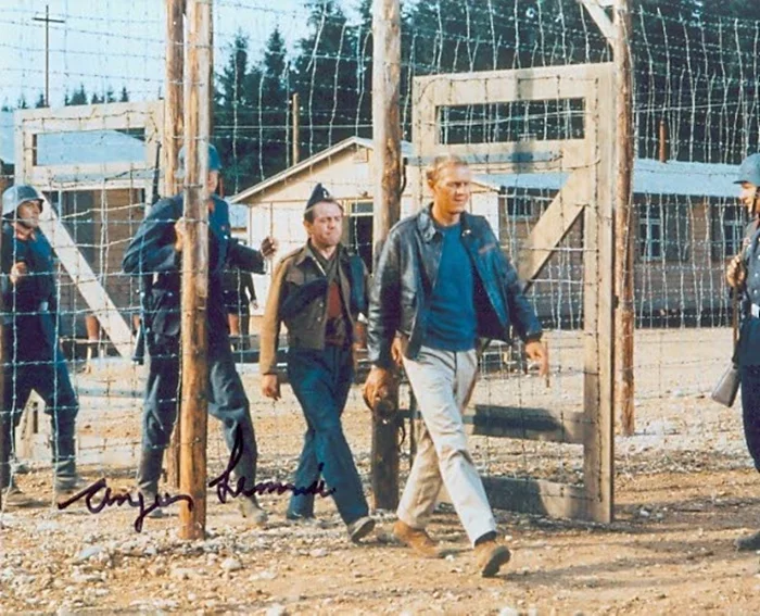 Angus Lennie autograph