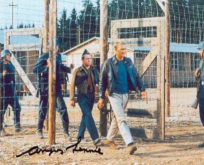 Angus Lennie autograph