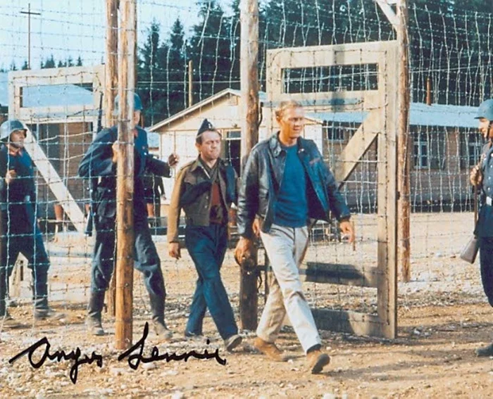 Angus Lennie autograph