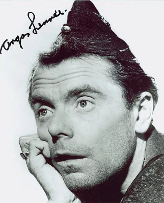 Angus Lennie autograph