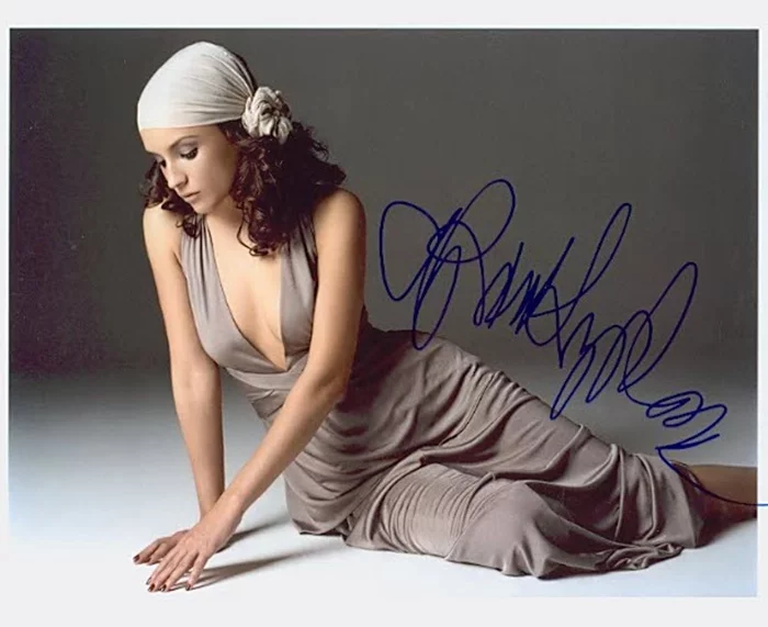 Rachael Leigh Cook autograph
