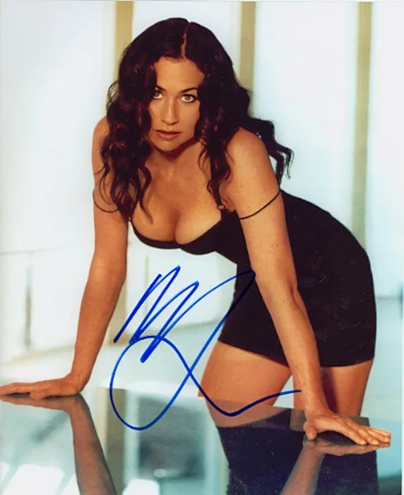 Minnie Driver autograph