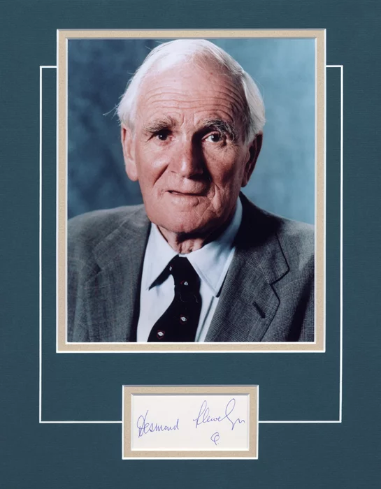 Desmond Llewelyn autograph