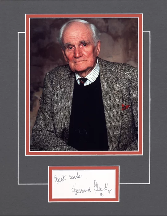 Desmond Llewelyn autograph