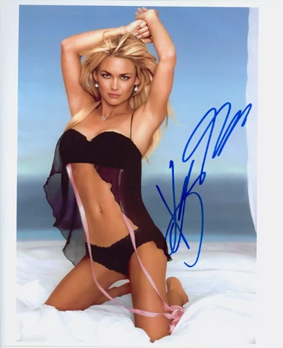 Kelly Carlson autograph