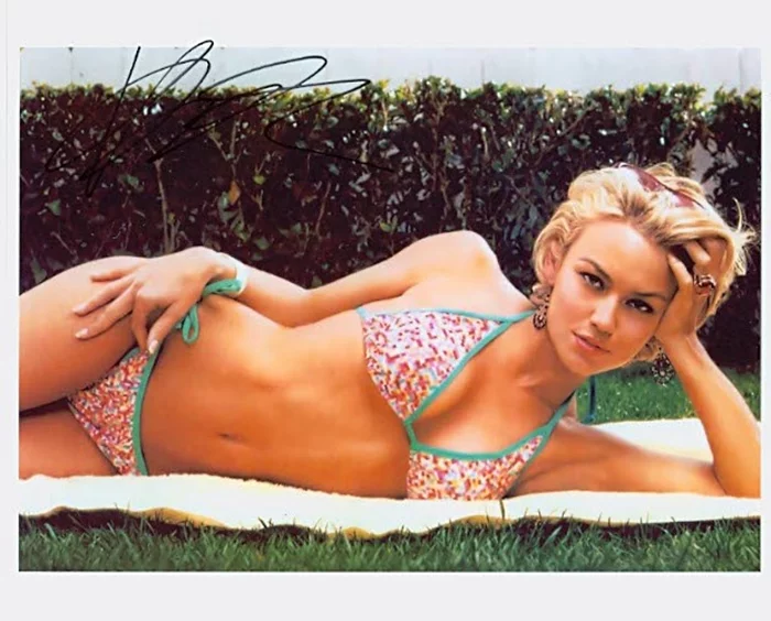 Kelly Carlson autograph
