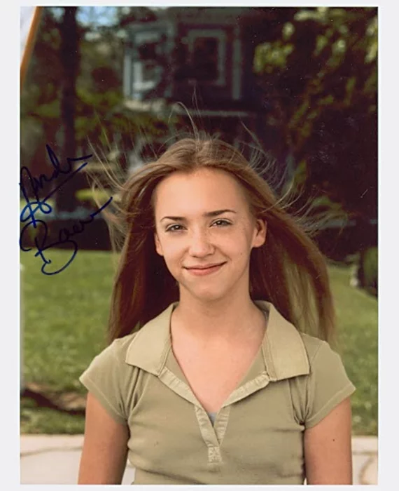 Andrea Bowen autograph