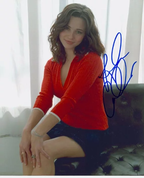 Linda Cardellini autograph
