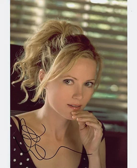 Leslie Mann autograph